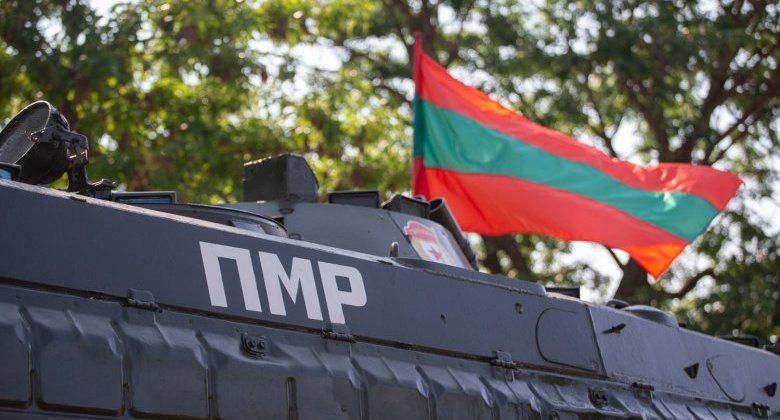 Приднестровцы собрались на бендерском Мемориале памяти и скорби, чтобы почтить память погибших летом 1992 года